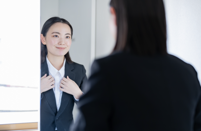 【悲報】フェミニスト「レディーススーツ終わってる　女はお茶汲みしかしない前提でつくられてる」