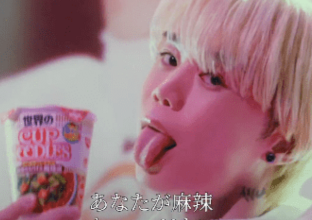 【炎上】『カップヌードル』新CMが物議　胸にテープを貼り、腰振り＆舌出し → フェミ「・・・」