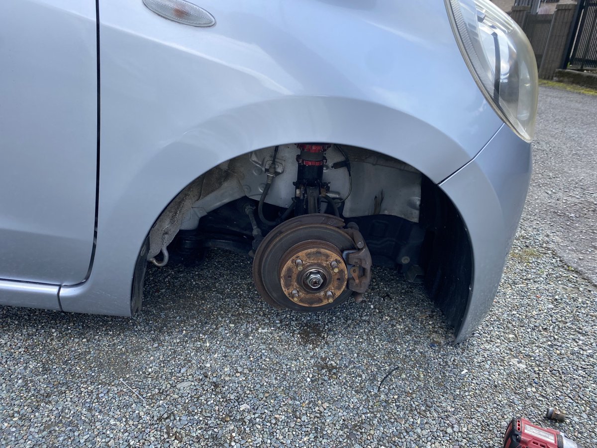 【悲報】「初めて自分でタイヤ交換！」→絶望的状況になる「ディーラー？にクレーム入れます」