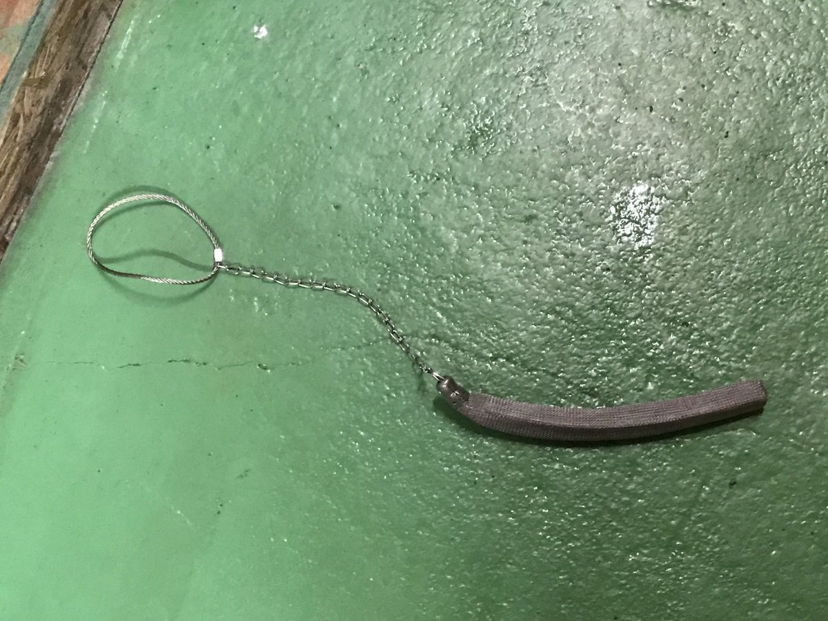 【画像】中古車を買って給油しようとしたら給油口から出てきたというコレ、何だか知ってる？