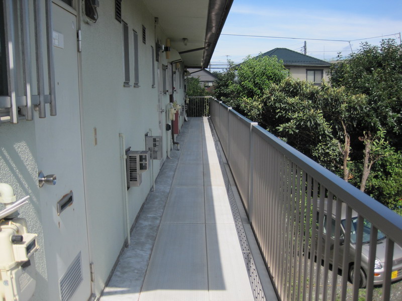 隣の部屋に綺麗なお姉さんが住んでいたのでドキドキする毎日だった。しかしある日、お姉さんの部屋から男の怒鳴り声が響いてきた！　→　ベランダから突入した結果…….