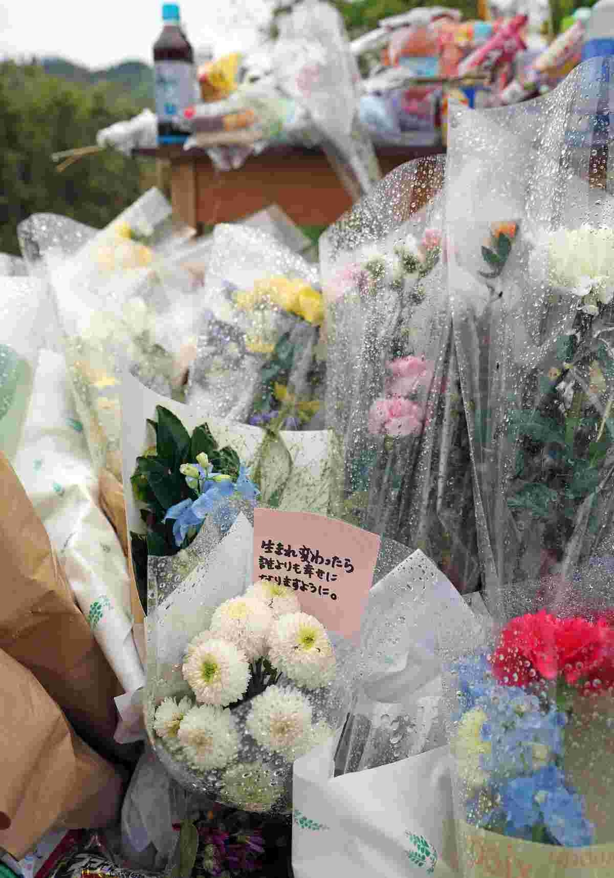 【京都・南丹男児遺棄】不明から1カ月 献花台に亀岡暴走事故の遺族「勝手ながら愛おしく感じていた」