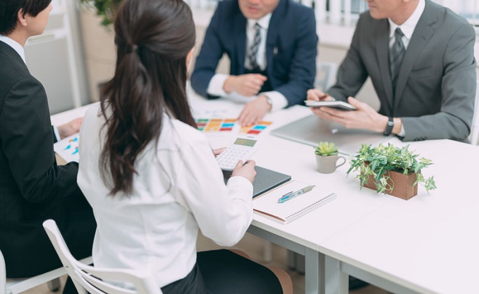 【画像】AV制作会社さん、お乳丸出しで打ち合わせしてたｗｗｗ