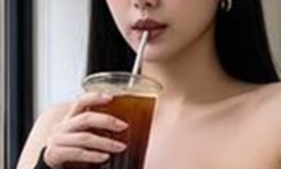 【画像】こんな乳して朝っぱらからアイスコーヒー頼むなんて舐めてんの？