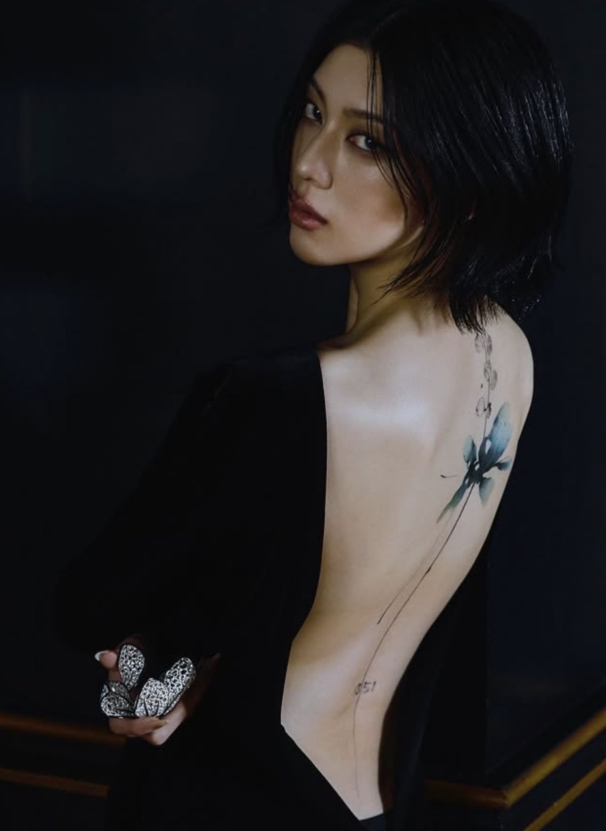 【衝撃】三吉彩花（30）が背中に入れたクソでかタトゥーwww