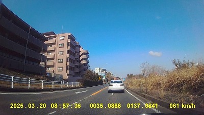 【画像】日本の警察「信号無視すると思ったから違反切符切るために加速して追突しちゃいました…」
