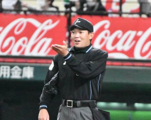 【画像】川上拓斗審判員さん、バット直撃でガチでとんでもない状況になってしまう