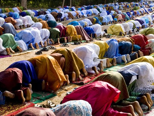 【悲報】保育園さん、園児たちにイスラム教の礼拝をガチで教え込んでしまうwww