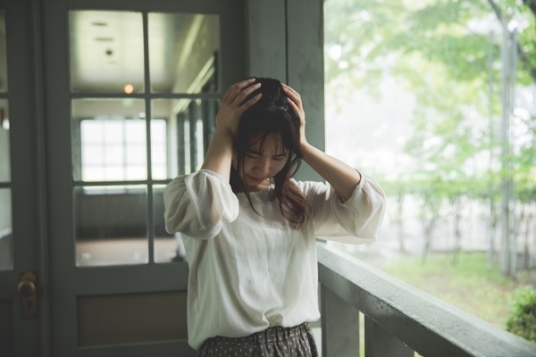 【画像】女さん「彼氏の部屋に行ったらこんな本棚が布で隠されてた。その日のうちに別れました……www」⇒！