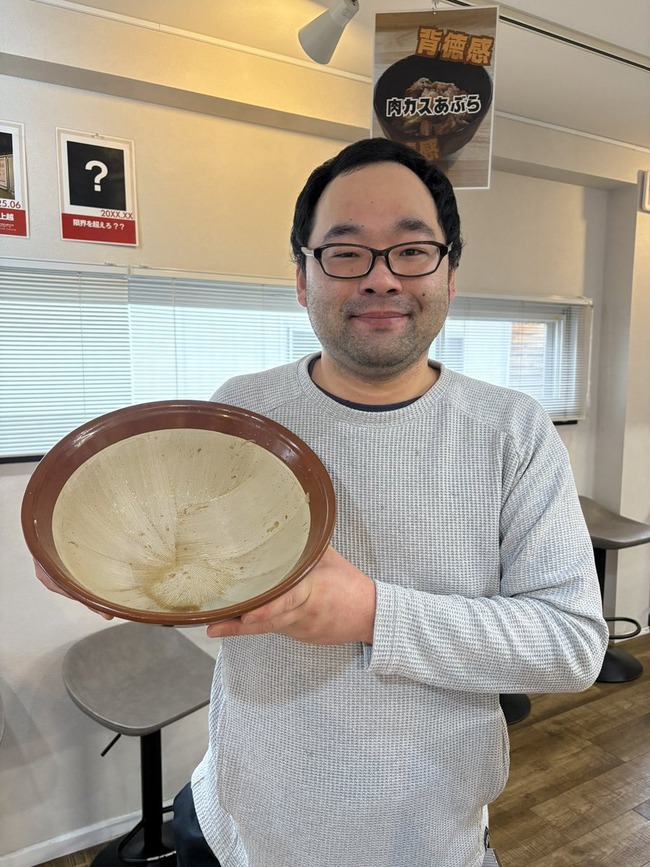 【画像】「ラーメン1000g」を「10分半」で食いきる男、発見される