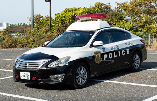 【動画】パトカーさん、車道を走る自転車を追い抜けずノロノロ走行してしまう