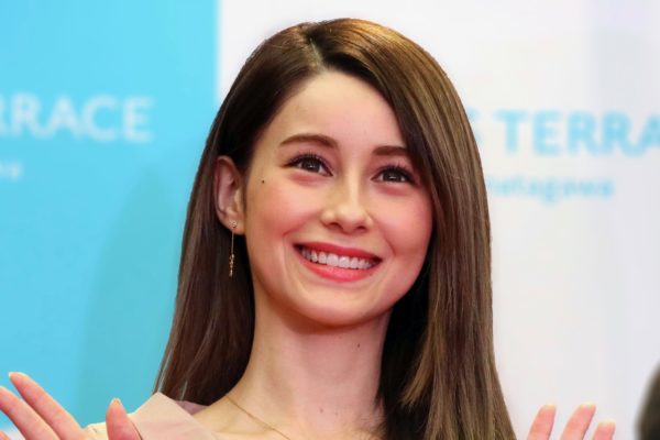 【画像】ダレノガレ明美さん、着る方法が分からない服を着てしまうwww