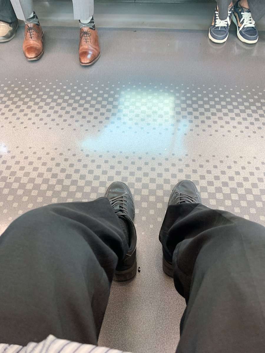 【画像あり】X民「会社行く気がなくなってしまって立つ気力もなくなり山手線1周してます。」→3万いいね