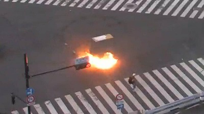 【動画】渋谷交差点放火事件、警察さんが燃えるガソリンに水をかけてしまうwww