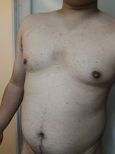 【画像】巨乳女子の間でおっ◯いを小さく見せるブラ「ぺた胸メーカー」が流行してしまう