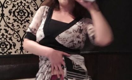 【画像】女子さん、カラオケでパ〇チラwww