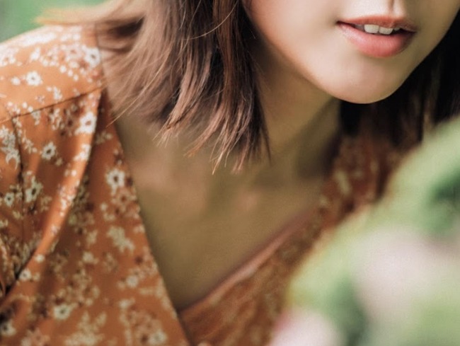 【画像】競馬番組、女子アナの胸チラがエッッッッッッッすぎる