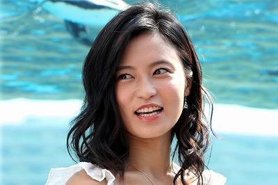 【画像】小島瑠璃子さん、ピンクに過激なイメチェンwww