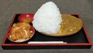 このカツカレーを5分以内に食べきれたら賞金1万円