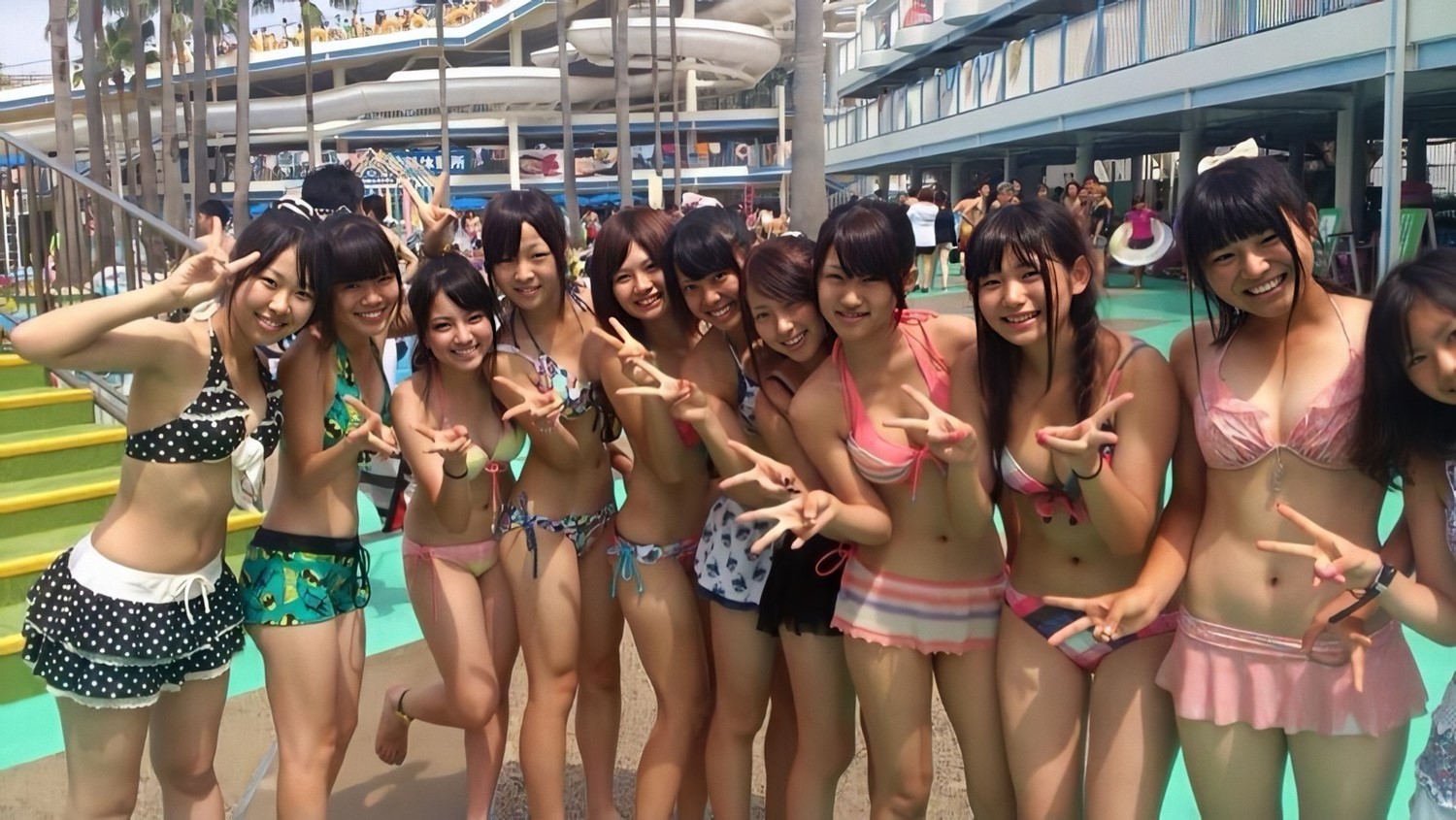 【朗報】JCさん達、エチエチ水着姿を披露してしまうw