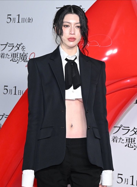【悲報】三吉彩花さん、シャツの丈を盛大に間違えるwww
