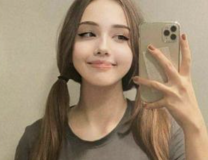 【画像】巨乳女子さん、うっかりノーブラでシャツを着てしまう