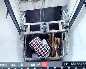 【動画】エレベーターがフリーフォールしてしまう事故で1人が重傷。