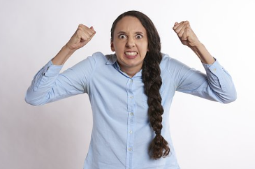 職場で。地味俺「先月ついに彼女できたんです」美人女上司「報告義務を怠ったな！仕事できないくせに！モテないくせに！」俺「えっ」→結果…