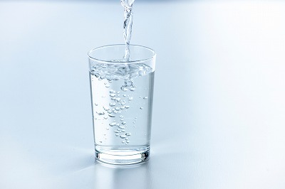 【悲報】水を飲むことが苦手な約4割大人「水は味気ない」www