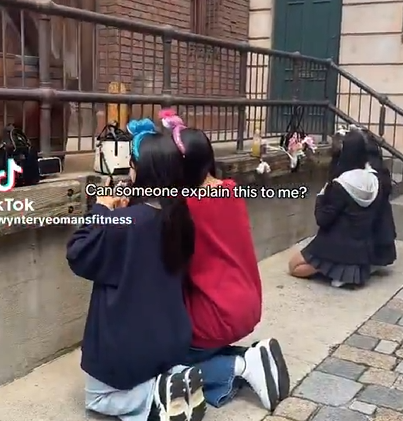 【動画】最近のユニバ、JKのあたシコ撮影会場と化すwww