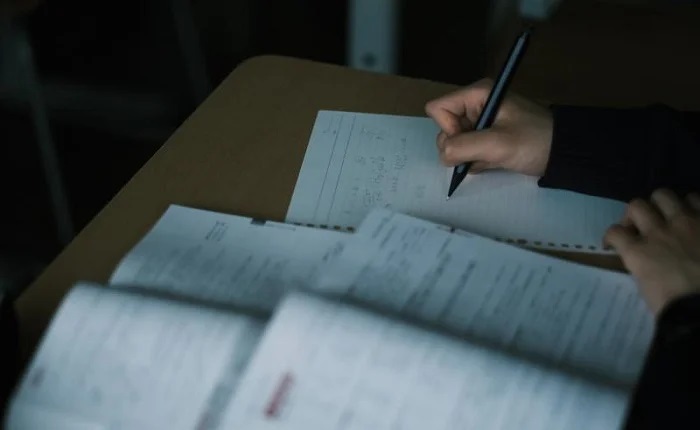 【画像】JKさん、授業中にパンツ丸見えｗｗｗ