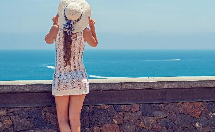 【画像】ドスケベ女さん、とんでもない格好で暑さをしのぐ