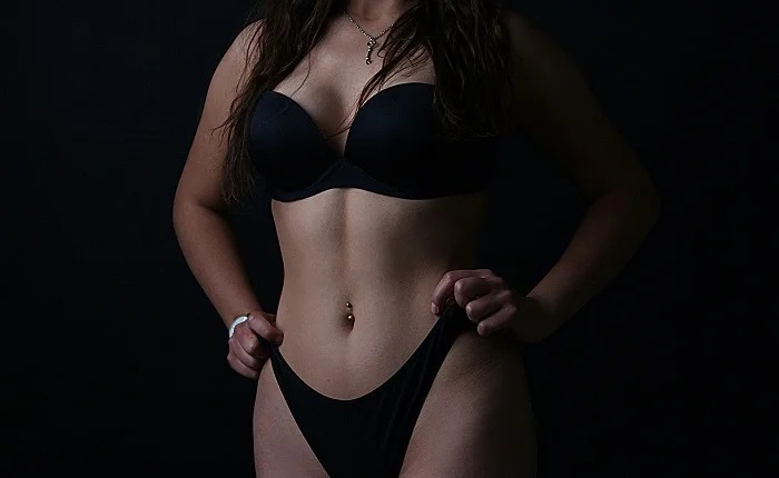 【画像】グラビアアイドルさん、新技「めくりぱんつ」を編み出し話題www