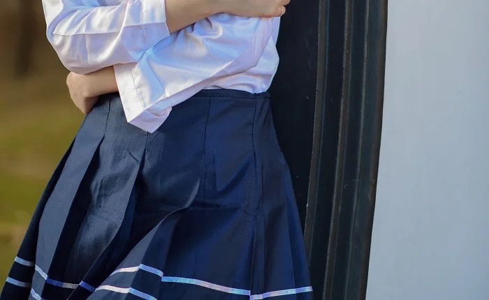 【画像】パンツが見えても動じない女の子www