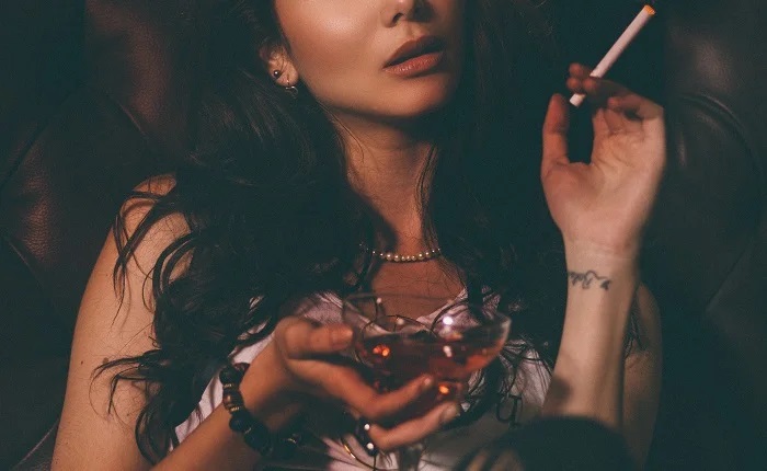 【画像】酔っぱらいのお姉さん「ねぇ、君も一緒に幸せになる？」ｗ