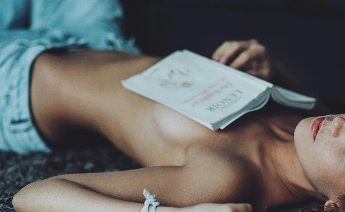 【画像】上半身裸でシコらせにくる女www