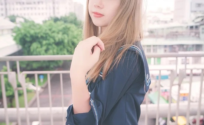 【画像】タイトな制服のJKがエロすぎるｗｗｗ