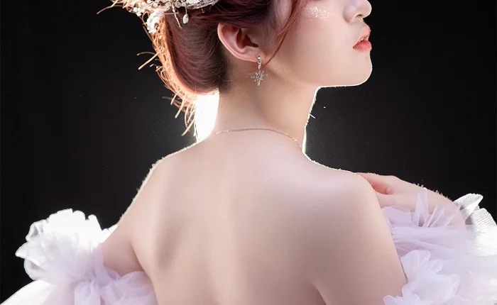 【画像】元アイドルの半分裸みたいなドレス姿ｗｗ