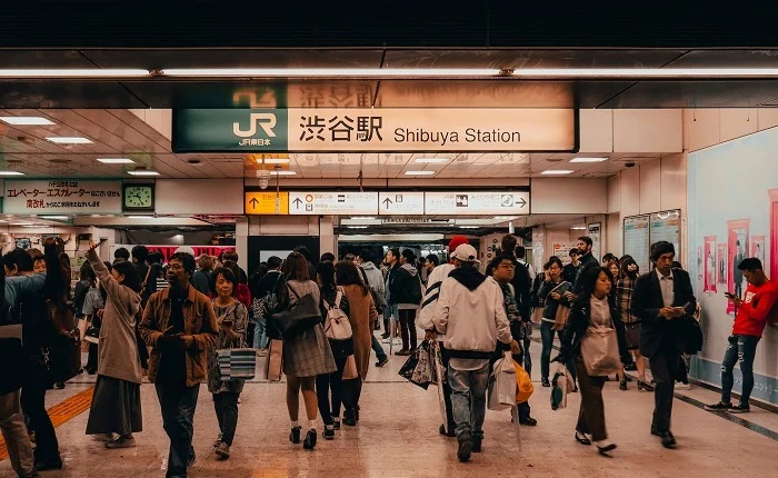 【画像】渋谷駅にほぼ裸の女ｗｗｗ