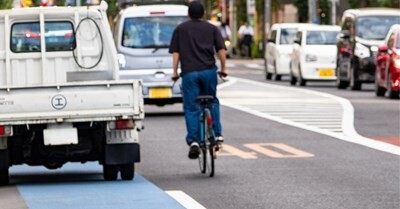 車道を走らされた自転車さん、真正面から車と衝突してしまう…