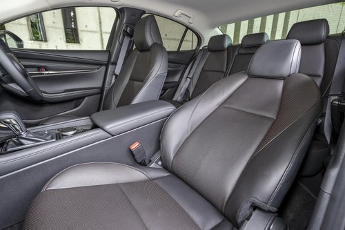 【悲報】車の革シートさん、マジでメリットが何一つ無いwww