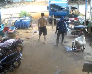 【動画】外の電気コードに触れた男性が感電してしまう事故。