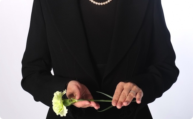 旦那の祖父の葬儀で旦那の父親から殴られた。私が「被害届を出したい」って言ったら私の両親から「そんなことをするなら勘当する」って言われて…