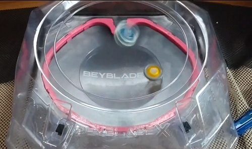 【動画】最近のベイブレード、空を舞うwww