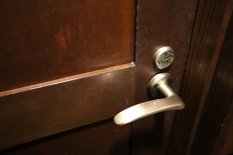 【画像】彼女「あっ！！その部屋は入っちゃダメ！！」おまえら「あ、えっ・・・・・？（ｶﾞﾁｬ」⇒！！！