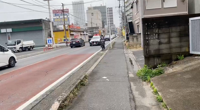 【動画】パトカーの前をチャリで走るだけで“詰み渋滞”発生する仕様、ガチでバレるwww