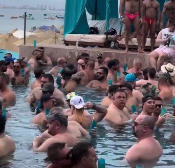 【動画】海外でHすぎるプールが見つかるwww