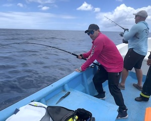 【動画】暴力的なパワーの魚に海に引きずり込まれてしまう釣り人（ノ∇`）