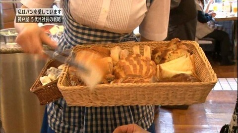 【画像】神戸屋の女店員の制服考えたやつって絶対エ□いこと考えながら作ったよな