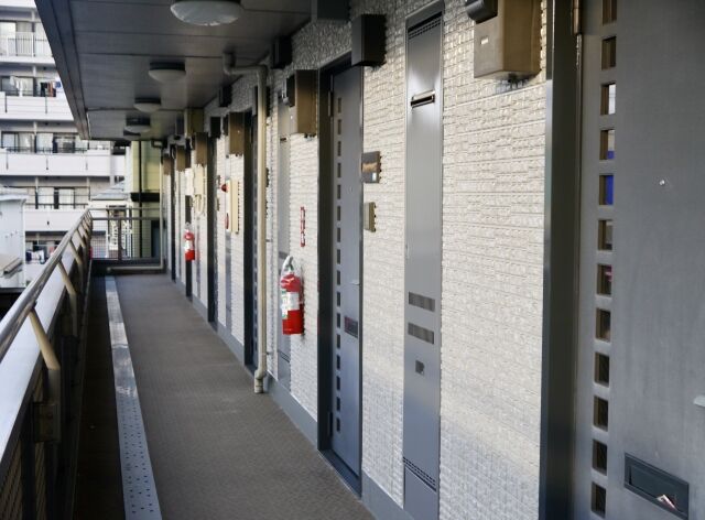 34歳女、マンションの廊下で会社員の男性に対し「お前いつも足音うるさいんじゃ」「次やったら殺すよ」